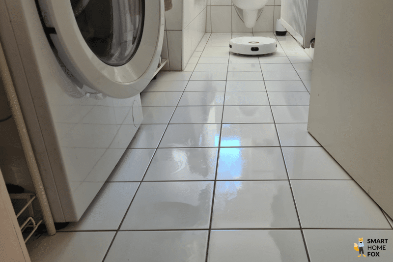 Die Yeedi Floor 3 Station wischt den Fliesenboden im Badezimmer.